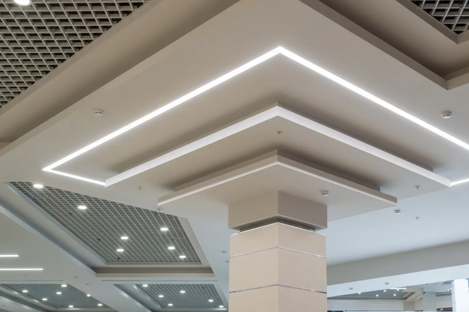 Beleuchtung einer großen Säule in einem Einkaufscenter