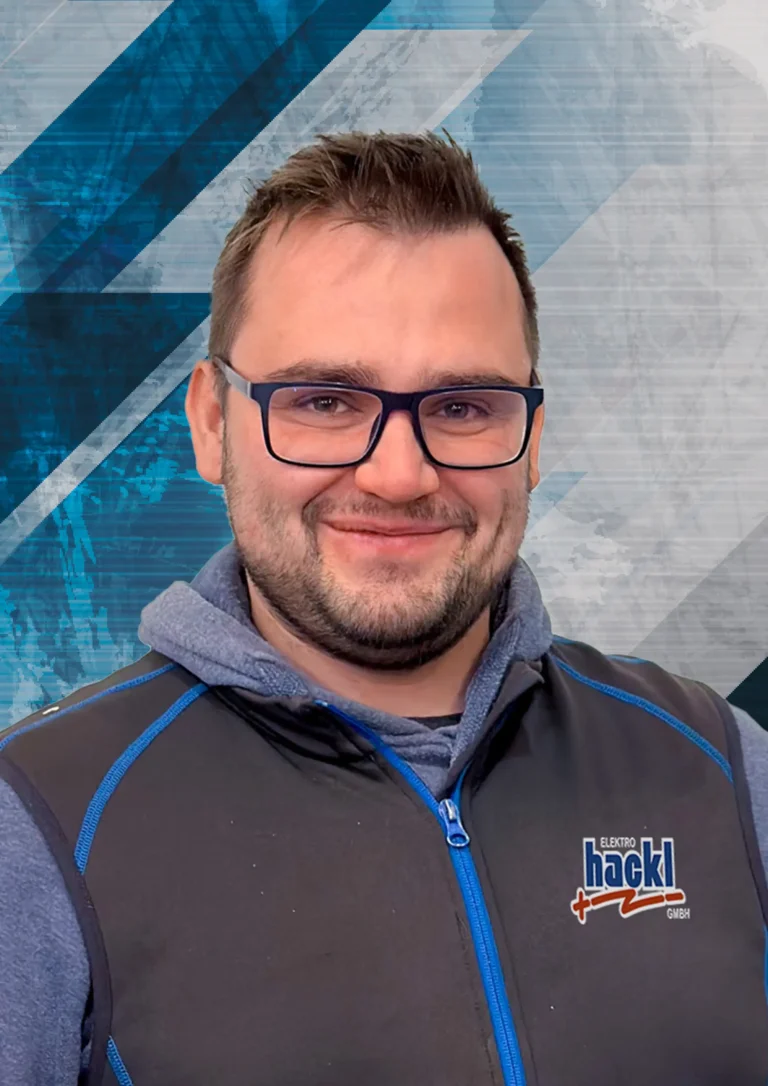 Portraitfoto von Mitarbeiter Christof Hackl