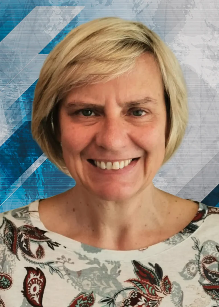 Portraitfoto von Mitarbeiterin Helga Hackl