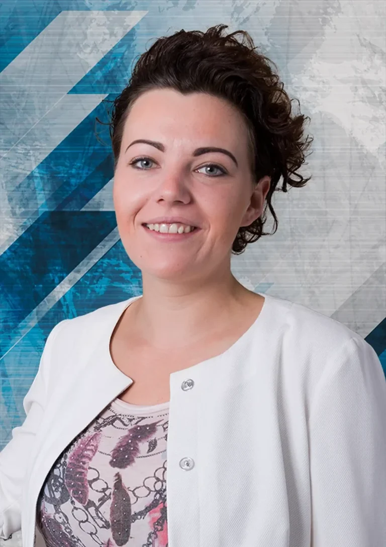 Portraitfoto von Mitarbeiterin Susanne Hackl